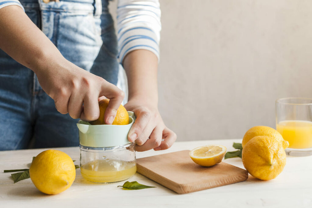 Menggunakan Air Perasan Lemon